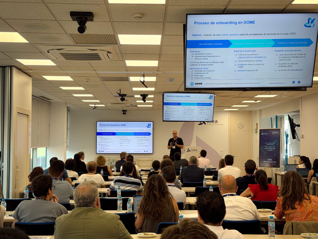 Ponentes explicando identidad digital europea y eIDAS 2.0 en evento de DIGITEL TS
